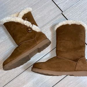 Makalu Brown Fuzzy Boots